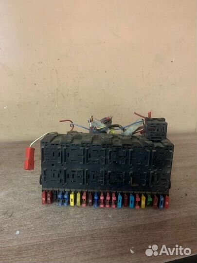 Блок предохранителей Passat B3 Golf III T4