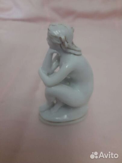 Фарфоровая статуэтка