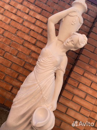 Скульптура девушка с кувшином