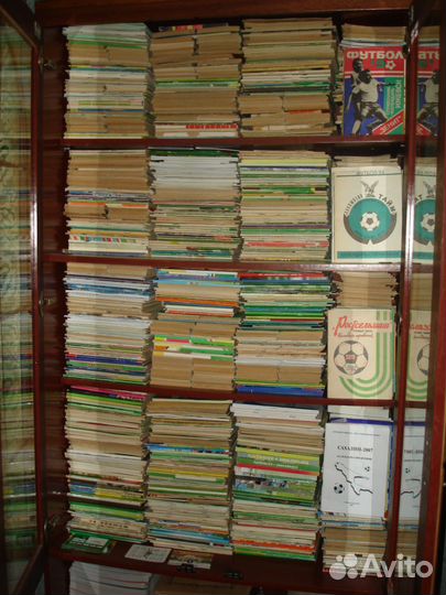 Коллекция из 2500 футбольных справочников