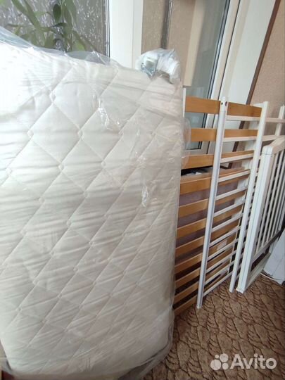 Детская кроватка с матрасом