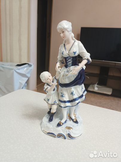 Большая фарфоровая статуэтка Дама с мальчиком