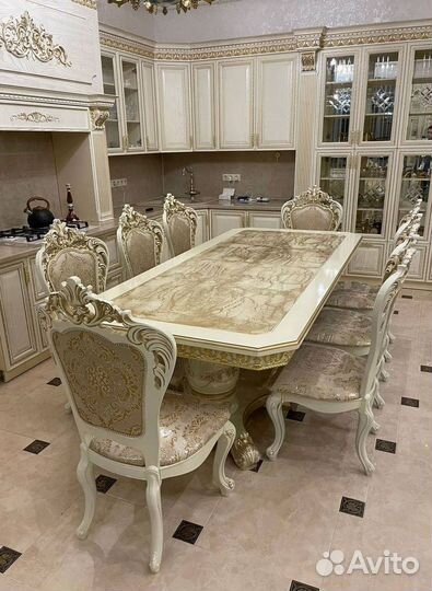 Обеденный стол и стулья