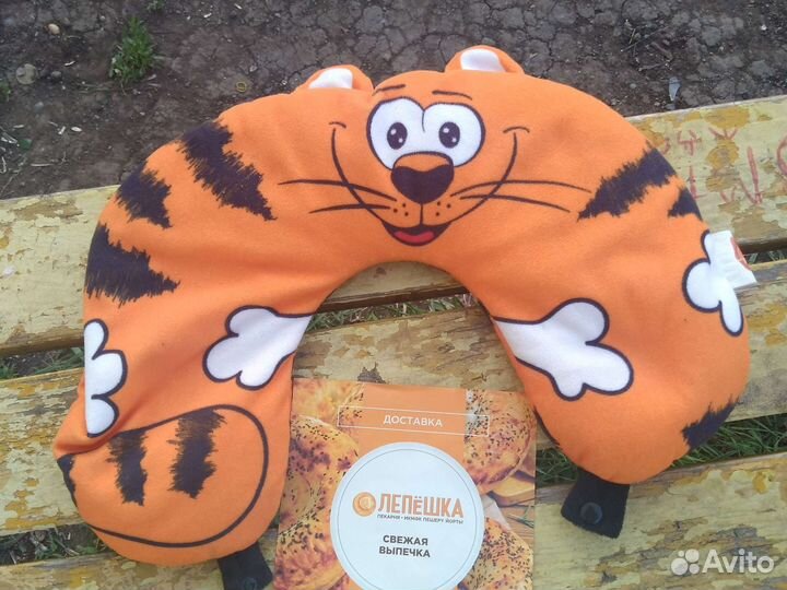 Плюшевый кот-подушка