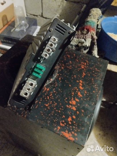 Сабвуфер и усилитель в автомобиль