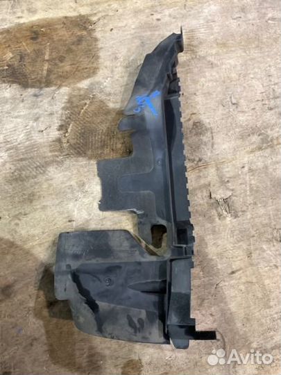 Воздуховод радиатора передний правый Audi A6 4F2