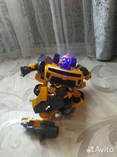 Робот трансформер Бамблби большой