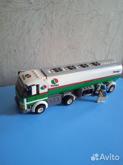 Продам набор Lego City бензовоз и фигурка