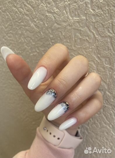 Модель на маникюр