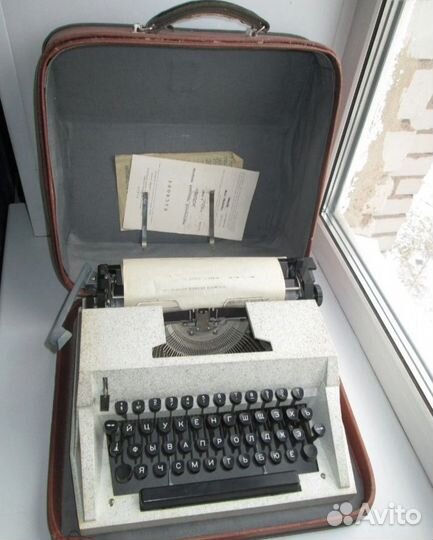 Пишущая печатная машинка 