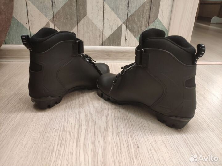 Лыжные ботинки 35 размер, крепление NNN