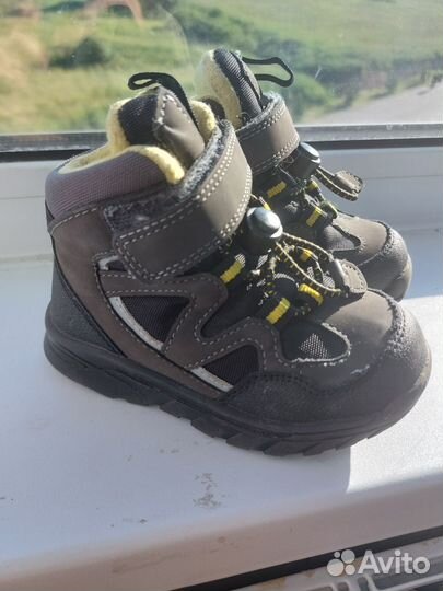 Ботинки на мальчика 23