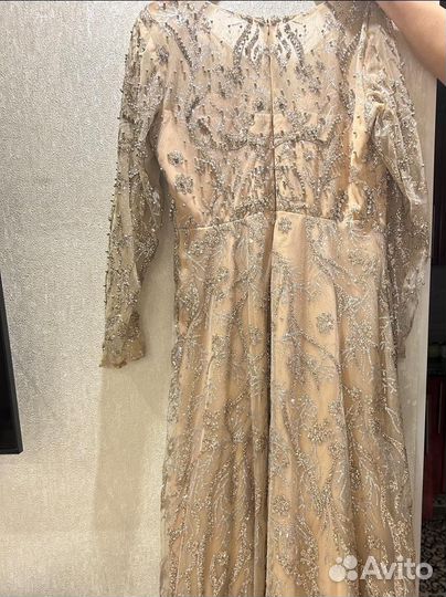 Платье с бусами