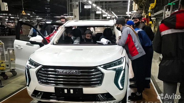 Рабочий на сборку автомобиля
