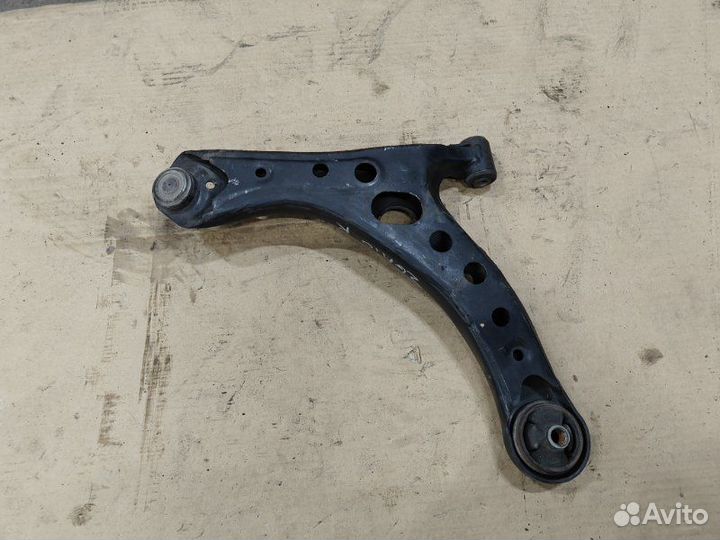 Рычаг подвески передний правый Toyota Isis ZGM10G