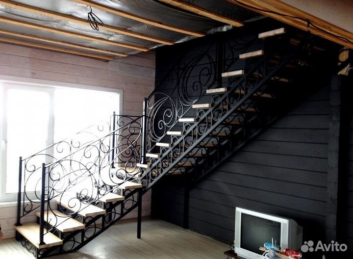 Лестница на металлокаркасе закрытого типа