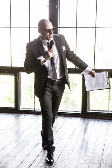 Ведущий на праздник, похожий на Дмитрия Нагиева