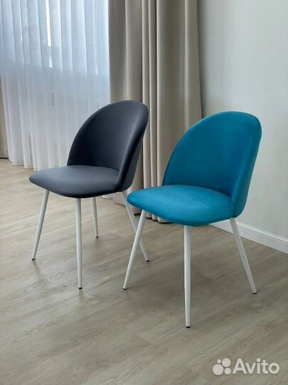 Велюровые стулья Эндрю на металлических ножках