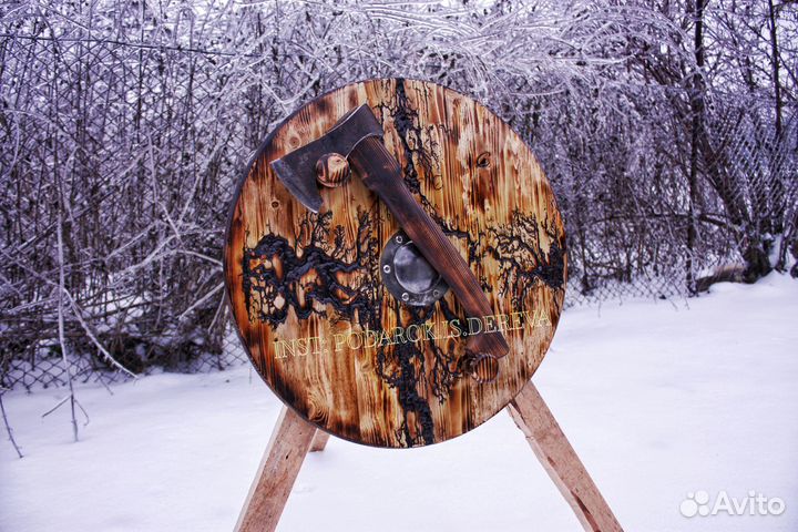 Панно для топора в скандинавском стиле