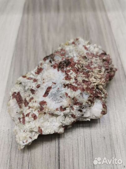 Эвдиалит в альбите