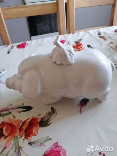 Фарфоровая большая свинка