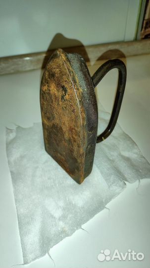 Старый утюг железный