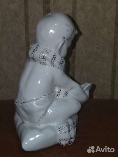 Статуэтка,Мальчик на подушке''