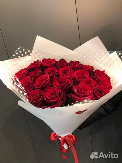 Букет из 21 высокой красной розы
