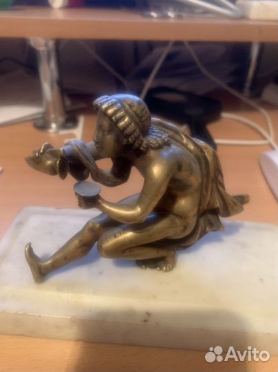 Бронза мальчик на мраморе