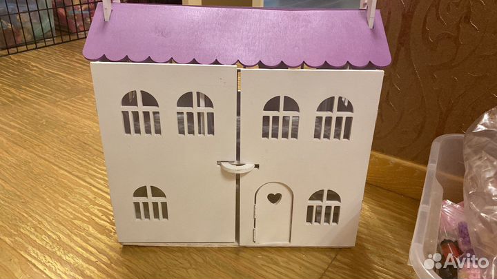 Девянный дом для кукол игрушек