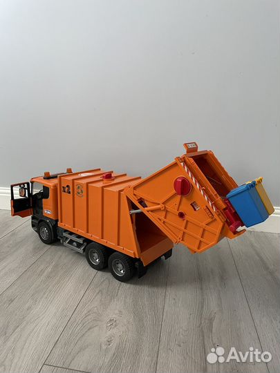 Мусоровоз bruder