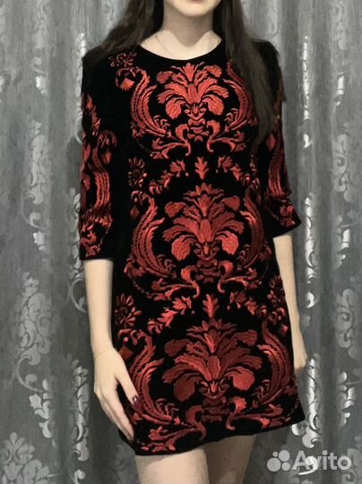 Платье велюровое черное с красной вышивкой