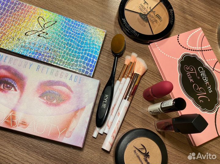 Косметика разная кисти тени