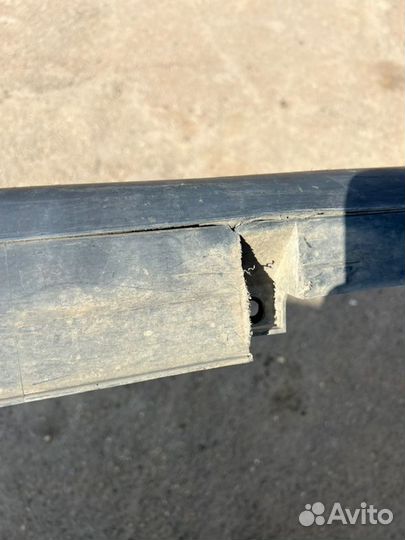 Накладка на порог наружная левая Nissan Tiida С11