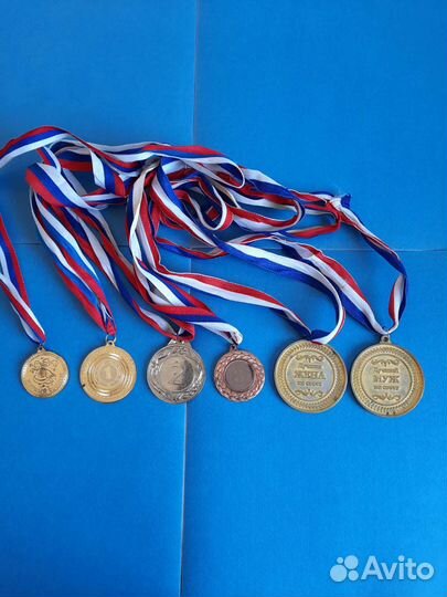 Медали разные