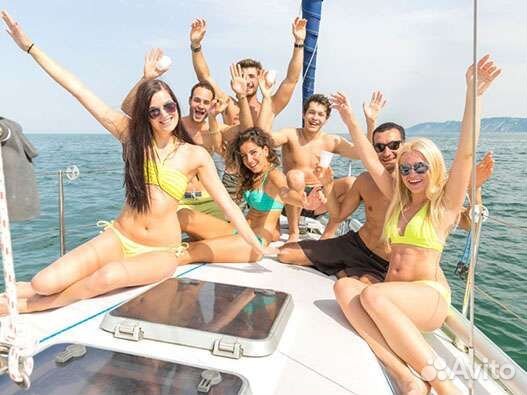 Морская прогулка на яхте под парусом