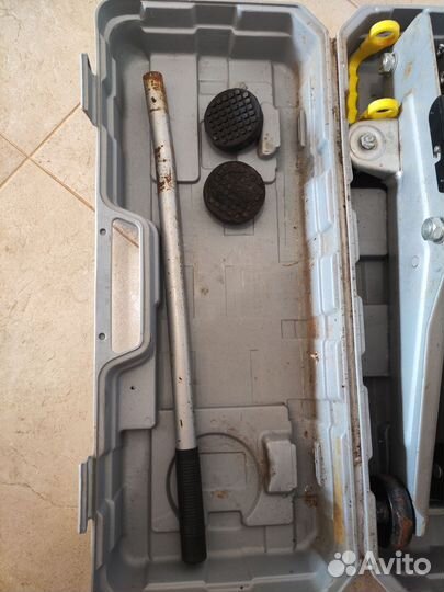 Домкрат подкатной 2 т