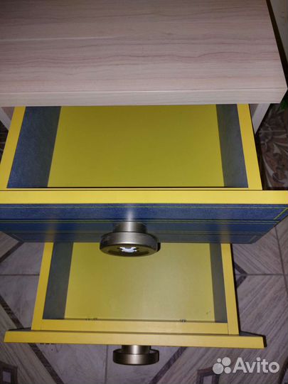 Тумбочка на колесиках