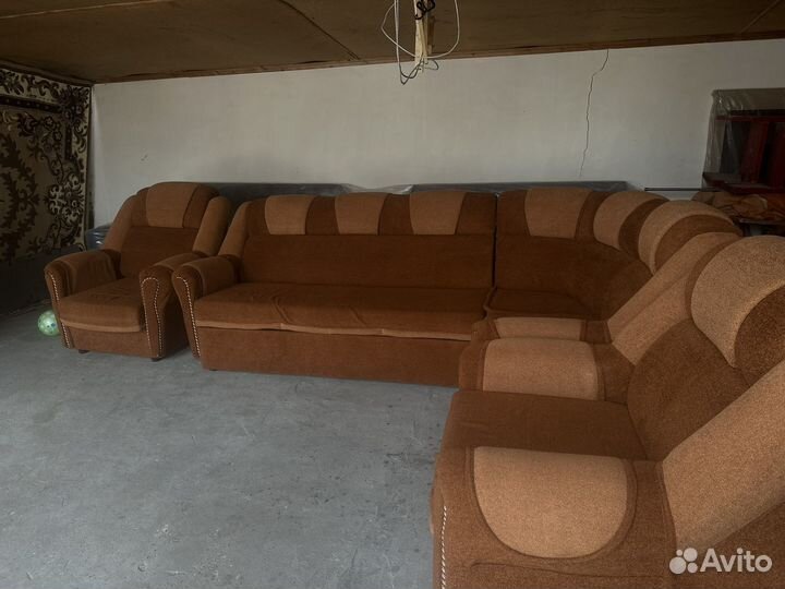 Угловой диван и два кресла