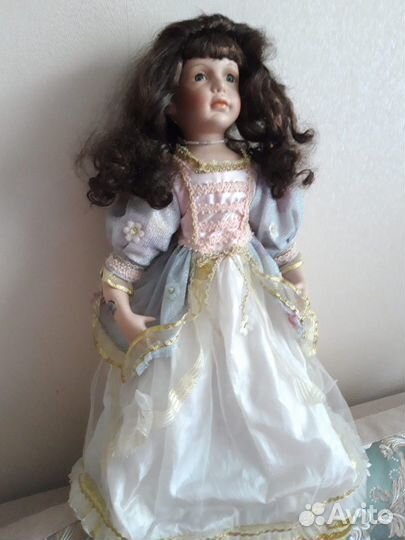 Кукла фарфоровая