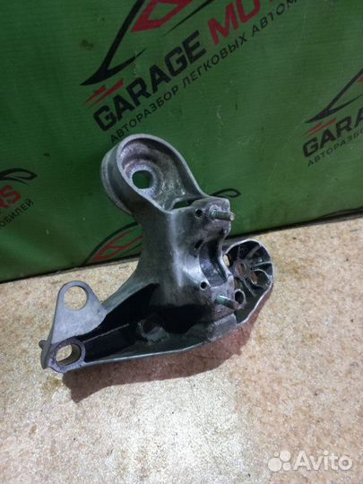 Кронштейн опоры двигателя левый Volkswagen Passat
