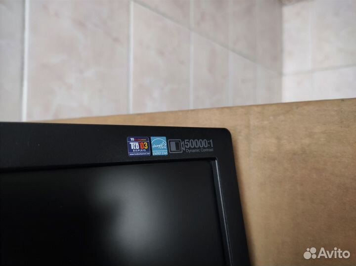 Монитор Samsung с коробкой и проводами