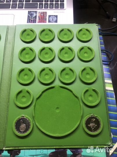 Медальоны и альбом Шрэк, Шрек