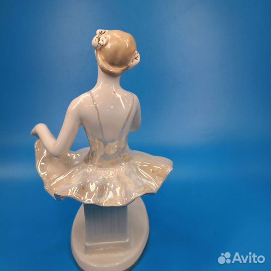 Фарфоровая статуэтка 