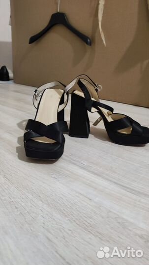 Босоножки открытые на каблуке женские mascotte