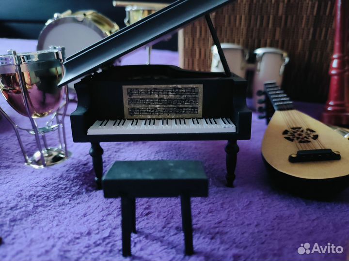 Коллекция миниатюрных музыкальных инструментов