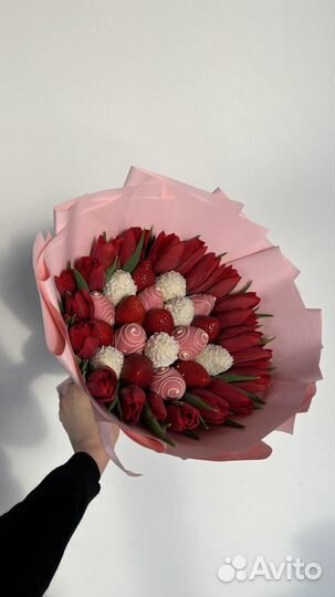 Букет из клубники в шоколаде и цветов