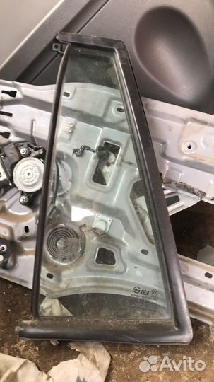 Стекло двери задней левой (форточка) Hyundai Santa