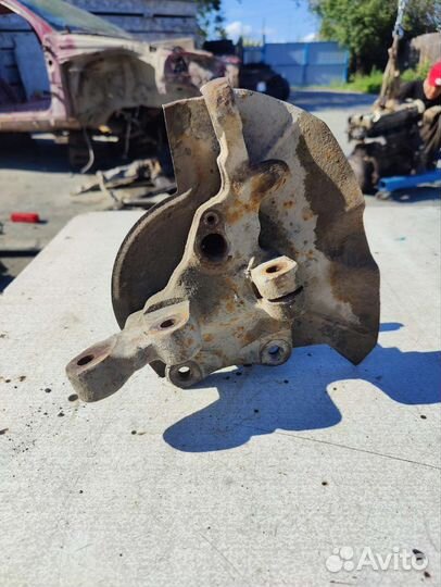 Передний поворотный кулак правый Opel omega b