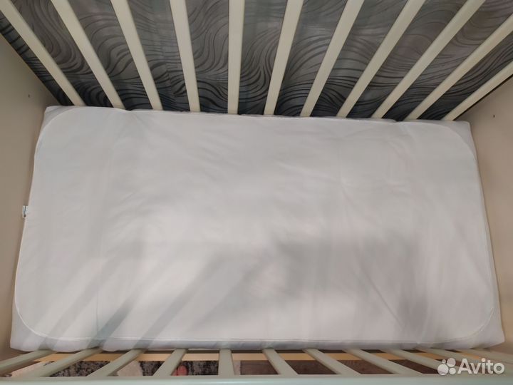 Детская кроватка с маятником